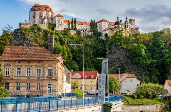 Železný obloukový most přes řeku Dyji stával původně o kousek dál. Byl postaven roku 1892 a sloužil Vranovu až do roku 1968. Už o rok dříve vedle něj vyrostl druhý – provizorní, který umožňoval dopravu po celou dobu výstavby nového betonového mostu. Ten byl pak zprovozněn v prosinci 1969 a zmírnil tak ostrou nájezdovou zatáčku na pravém břehu. Dochovaná dobová fotografie je výjmečně přesně datována: 30. 5. 1907.