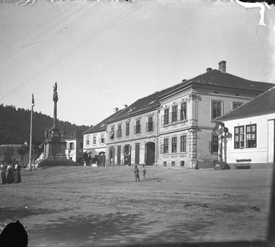 Vranovské náměstí na fotografiích z roku 1903 a 1938. Roku 1900 bylo zavedeno elektrické osvětlení obce (proud se vyráběl v nedalekém mlýně). Tehdy bylo ve Vranově 226 domů a 1100 obyvatel. Po roce 1900 bylo ve Vranově v provozu 10 hostinců a z živností např. 10 obuvníků, 5 stolařů, 5 pekařů, 4 krejčí, 3 holiči, 2 řezníci, 2 zámečníci, 2 klempíři, 1 sedlář a čalouník, 1 kovář, 1 bednář, 1 pokrývač, 1 lékař, 1 cukrář a několik domácích tkalců. 