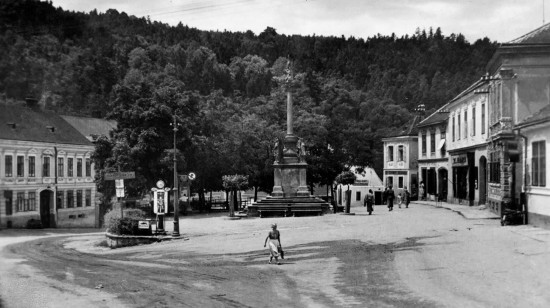 Vranovské náměstí na fotografiích z roku 1903 a 1938. Roku 1900 bylo zavedeno elektrické osvětlení obce (proud se vyráběl v nedalekém mlýně). Tehdy bylo ve Vranově 226 domů a 1100 obyvatel. Po roce 1900 bylo ve Vranově v provozu 10 hostinců a z živností např. 10 obuvníků, 5 stolařů, 5 pekařů, 4 krejčí, 3 holiči, 2 řezníci, 2 zámečníci, 2 klempíři, 1 sedlář a čalouník, 1 kovář, 1 bednář, 1 pokrývač, 1 lékař, 1 cukrář a několik domácích tkalců. 