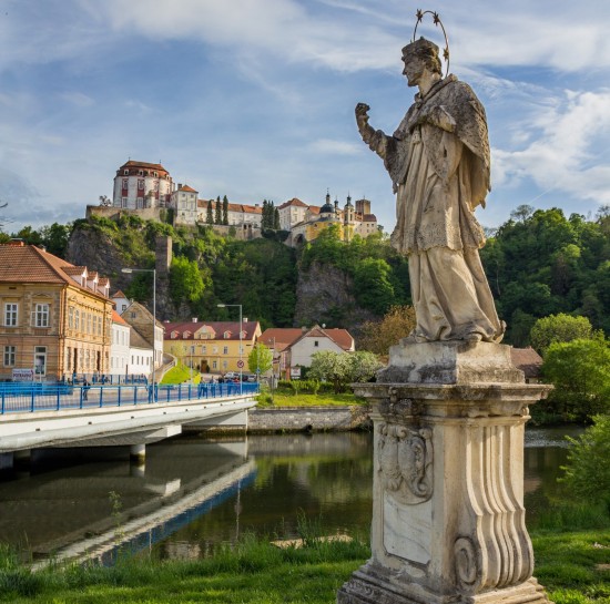 Socha sv. Jana Nepomuckého stojí na nábřeží u Vranovského mostu. Pochází z roku 1736 a pořídila ji, dle latinského nápisu na soklu, Marie Anna hraběnka Althannová, rozená Pignatelli. Nápis dále připomíná renovaci sochy roku 1760. Zdobí ji také sdružený erb Marie Anny Pignatelli a jejího manžela Michala Jana III. z Althanu.