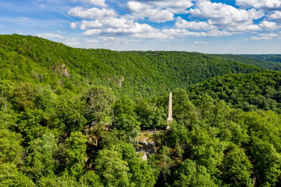 Obelisk nad Ledovými slujemi byl postaven roku 1860 Okrašlovacím spolkem Vranovským na počest hraběnky Heleny z Mniszku jako výraz díků za zpřístupnění této romantické části Vranovského panství veřejnosti. V roce 1892 zde byla vyznačena jedna z prvních turistických cest na Znojemsku. Otevírá se odtud nádherný výhled na český i rakouský břeh Dyje. Podle legendy je prý v základech Obelisku zazděn hrnec mincí a pahýl borovice, která původně stála na tomto vrcholku skály.