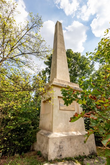 Obelisk nad Ledovými slujemi byl postaven roku 1860 Okrašlovacím spolkem Vranovským na počest hraběnky Heleny z Mniszku jako výraz díků za zpřístupnění této romantické části Vranovského panství veřejnosti. V roce 1892 zde byla vyznačena jedna z prvních turistických cest na Znojemsku. Otevírá se odtud nádherný výhled na český i rakouský břeh Dyje. Podle legendy je prý v základech Obelisku zazděn hrnec mincí a pahýl borovice, která původně stála na tomto vrcholku skály.