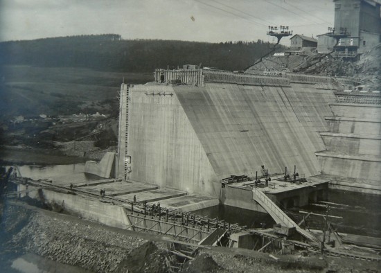 Dobové fotografie zachycují betonáž přehradní zdi. S betonováním hráze se začalo v červnu 1931 a hlavní betonářské práce skončily 9. srpna 1933.