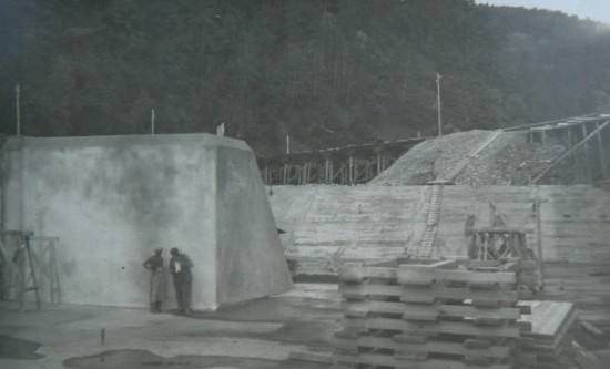 Dobové fotografie zachycují betonáž přehradní zdi. S betonováním hráze se začalo v červnu 1931 a hlavní betonářské práce skončily 9. srpna 1933.