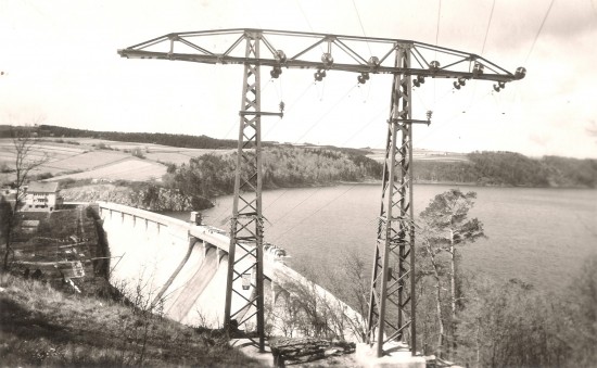 Záměrem výstavby Vranovské přehrady byly od samého počátku jak hodohospodářské účely a zamezení častým povodním, tak využití vodní síly k výrobě elektrické energie. Vodní elektrárna pod hrází spustila provoz v dubnu 1934. Dnes je ve správě společnosti E.ON, která zde pravidelně organizuje komentované exkurze pro veřejnost.