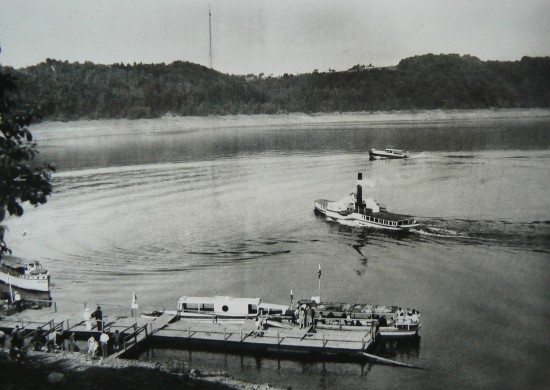 V pozadí lodí jsou vidět vysoké ocelové stožáry, které v letech 1943–1944 vybudovala německá armáda na obranu hráze Vranovské přehrady. Byla mezi nimi zavěšena ocelová síť, která měla zachytávat bomby vržené na přehradu při předpokládaných leteckých útocích. Dva ocelové stožáry vysoké 110 m umístěné na obou březích naproti sobě ve vzdálenosti 500 m zde stály ještě v 60. letech 20. století. Pak byly z bezpečnostních důvodů odstraněny.