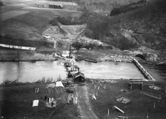 Stavbě přehradní hráze předcházel už v letech 1922–1926 velmi rozsáhlý geologický průzkum s řadou sondážních vrtů, který zajišťoval Moravský stavební úřad. S přípravami na stavbu přehrady se započalo na jaře roku 1930, ale otázkou možného využití vodní síly řeky Dyje se zabývaly bývalé Podyjské závody už v roce 1908. Koncese byla udělena roku 1912.