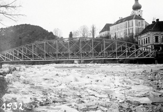 Povodně trápily Vranov nad Dyjí v minulosti mnohokrát, např. v letech 1862, 1900, 1925, 1929 i v roce 1932 během stavby přehrady. Fotografie z ledna 1932 zachycují ledové kry, které se nahromadily u mostu ve Vranově a voda se rozlila po silnici. Tehdy bylo poničeno i staveniště přehradní hráze.