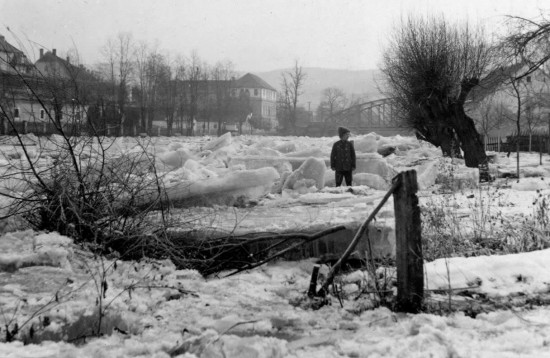 Povodně trápily Vranov nad Dyjí v minulosti mnohokrát, např. v letech 1862, 1900, 1925, 1929 i v roce 1932 během stavby přehrady. Fotografie z ledna 1932 zachycují ledové kry, které se nahromadily u mostu ve Vranově a voda se rozlila po silnici. Tehdy bylo poničeno i staveniště přehradní hráze.