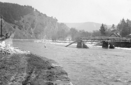 Na místě současného mostu do Benátek stávala původně pouze dřevěná lávka. Tu roku 1896 nahradil první dřevěný most a roku 1910 pak nový pevnější s ledolamy. Na přelomu let 1928 a 1929 však přišla neobvykle tuhá zima a teploměr ukazoval až -32°C! Na jaře ledový příval způsobil obrovské povodně a most byl plovoucími krami stržen a odnesen. V následujících letech 1929–1930 zde pak byl postaven most železobetonový, který Mlýnskou ulici a Benátky spojuje dodnes (srovnávací fotografie z roku 1929 a 2020).