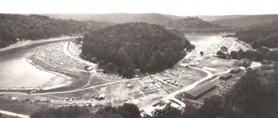 Proměna zátok Vranovské přehrady v lokalitě Bítov-Horka (dnes Camp Bítov). V pozadí na obzoru zřícenina hradu Cornštejn.