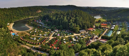 Proměna zátok Vranovské přehrady v lokalitě Bítov-Horka (dnes Camp Bítov). V pozadí na obzoru zřícenina hradu Cornštejn.