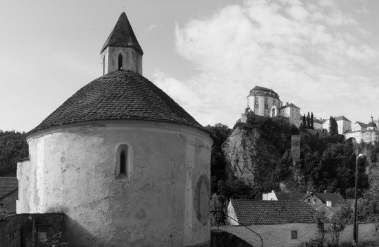 V podzemním podlaží románské rotundy sv. Ondřeje, do kterého je dnes vstup zazděn a zasypán, je autentická kostnice zaplněná v několika vrstvách lebkami. V okolí vranovského kostela býval původně hřbitov, na němž se pohřbívalo od roku 1825 do 1906, kdy byl zrušen. Tehdy byl zřízen nový hřbitov nad Vranovem u silnice směrem k Lančovu. 