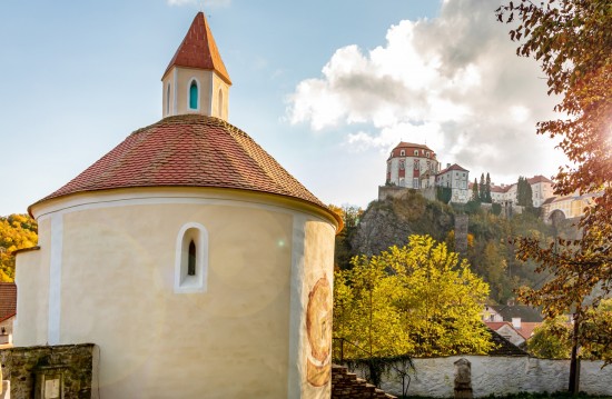 V podzemním podlaží románské rotundy sv. Ondřeje, do kterého je dnes vstup zazděn a zasypán, je autentická kostnice zaplněná v několika vrstvách lebkami. V okolí vranovského kostela býval původně hřbitov, na němž se pohřbívalo od roku 1825 do 1906, kdy byl zrušen. Tehdy byl zřízen nový hřbitov nad Vranovem u silnice směrem k Lančovu. 