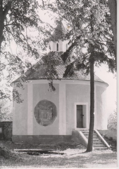 Rotunda sv. Ondřeje vedle vranovského farního kostela z první poloviny 13. století je dvoupodlažní románskou církevní stavbou tylu 