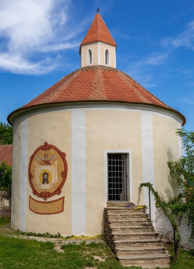 Rotunda sv. Ondřeje vedle vranovského farního kostela z první poloviny 13. století je dvoupodlažní románskou církevní stavbou tylu 