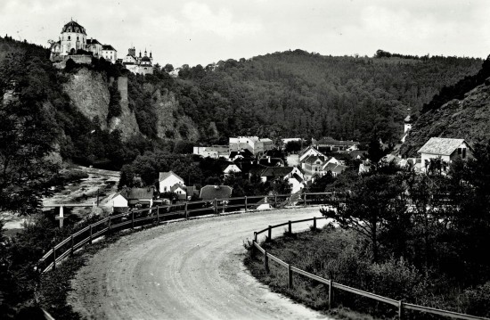 Klikatá cesta z Vranova směrem na Znojmo, vydlážděná a upravená hrabětem Mniszkem v roce 1806, přestala časem vyhovovat dopravním nárokům. Proto zde byly v roce 1893 vybudovány 