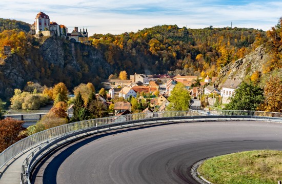 Klikatá cesta z Vranova směrem na Znojmo, vydlážděná a upravená hrabětem Mniszkem v roce 1806, přestala časem vyhovovat dopravním nárokům. Proto zde byly v roce 1893 vybudovány 