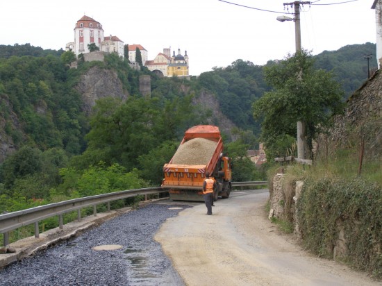 Serpentiny vedoucí do Vranova nad Dyjí prošly v létě 2011 kompletní rekonstrukcí. Práce probíhaly na několika úsecích zároveň a prováděly se současně i veškeré inženýrské sítě. Místo, které zachycuje druhá fotografie, bylo po dokončení oprav v říjnu 2011 slavnostně pojmenováno jako 