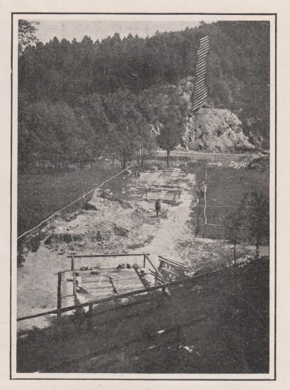 Stavbě přehradní hráze předcházel už v letech 1922–1926 velmi rozsáhlý geologický průzkum s řadou sondážních vrtů, který zajišťoval Moravský stavební úřad. S přípravami na stavbu přehrady se započalo na jaře roku 1930, ale otázkou možného využití vodní síly řeky Dyje se zabývaly bývalé Podyjské závody už v roce 1908. Koncese byla udělena roku 1912.