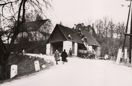 Vítězná madona Vranovská (dříve Šimperská madona), patronka a ochranitelka občanů Vranova nad Dyjí, shlíží na městečko a zámek z parčíku, který vznikl v zatáčce Bítovské ulice po demolici 