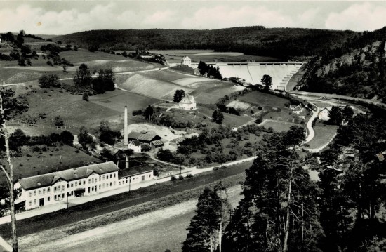 Významnou stavbou na Havlíčkově nábřeží byla od roku 1879 tzv. Vila Jakoubek. Původně byla založena jako továrna na hedvábné stužky, později byla přebudována na 