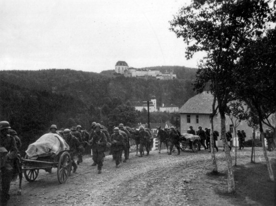 Dne 30. 9. 1938 přijímá Československo diktát Mnichovské dohody s účinností od 1. 10. 1938. Vranov i se zámkem se jako součást Sudet rázem staly součástí Hitlerovské Říše. Už 9. 10. 1938 dopoledne bylo městečko Vranov nad Dyjí obsazováno německým vojskem. Z Vranova uprchlo na 430 osob, zůstalo jen 12 českých rodin.