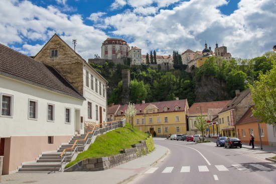 V ulici 8. Května pod Náměstím bývalo podél schodů původně více domků nad sebou – ty byly postupně bourány v 50. a 60. letech 20. století při rozšiřování silnice. Ustoupit musel po 2. světové válce i malý domek pod schody, ve kterém měl klempířství Anton Greger (viz pohlednice z roku 1914). A pro srovnání ještě i současná fotografie stejného místa.