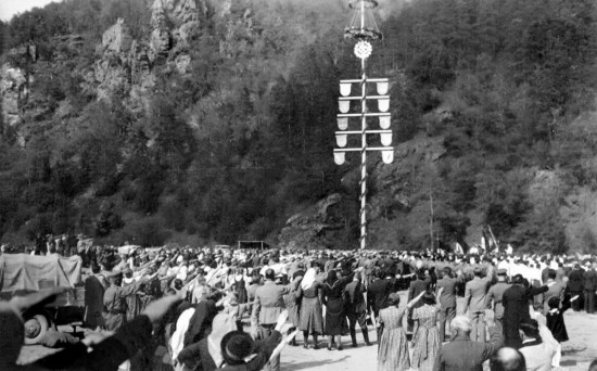 Jako ve většině příhraničních obcí, převažovalo i ve Vranově nad Dyjí německé obyvatelstvo.