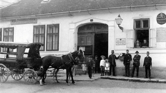 Dům č.p. 19 na Náměstí ve Vranově nad Dyjí je stavbou se středověkým původem, upravován byl v roce 1896. Dříve v něm byla radnice, obecní šatlava, stará hasičská zbrojnice a později pošta. Z Vranova jezdíval do Šumné poštovní omnibus – nekolejový vůz tažený koňmi určený pro veřejnou hromadnou dopravu po stanovené trase podle jízdního řádu. Někdy v letech 1925–1926 jej pak nahradil autobus.