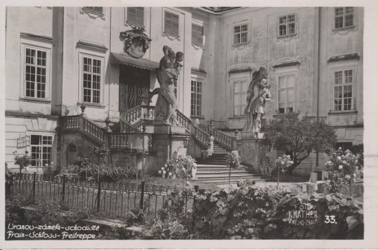 Dobové fotografie zachycují původní podobu Vranovského zámku jako reprezentativního šlechtického sídla: Společenský salón (foto kolem r. 1900) a původní parková úprava Čestného dvora (foto z roku 1959).