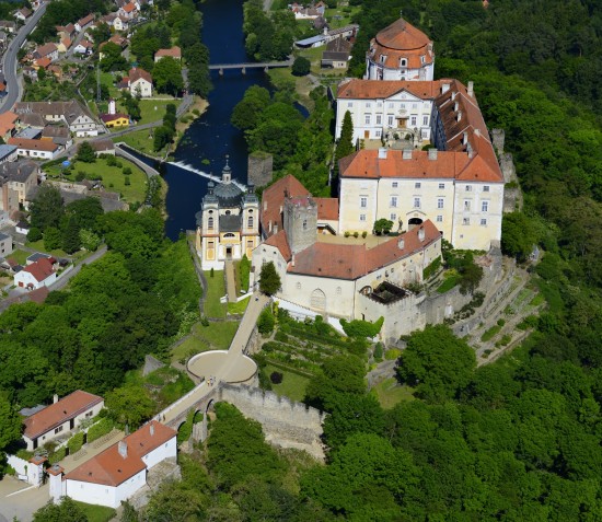 Terasovité zahrady obklopují Vranovský zámek dodnes.