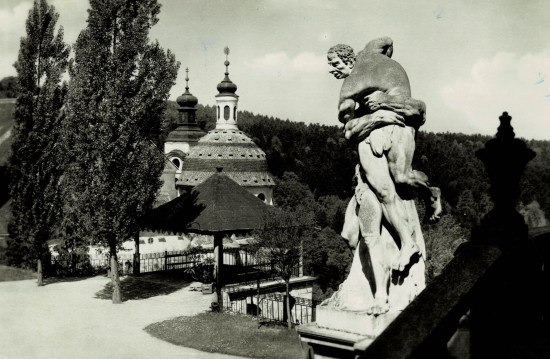 Vyhlídka na 2. nádvoří Vranovského zámku byla ještě v polovině minulého století kryta altánovou stříškou chránící panstvo před rozmary počasí. Výhled na klikatící se řeku Dyji a celé městečko Vranov se tu otevírá z výšky 76 m.