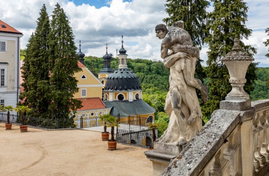 Vyhlídka na 2. nádvoří Vranovského zámku byla ještě v polovině minulého století kryta altánovou stříškou chránící panstvo před rozmary počasí. Výhled na klikatící se řeku Dyji a celé městečko Vranov se tu otevírá z výšky 76 m.