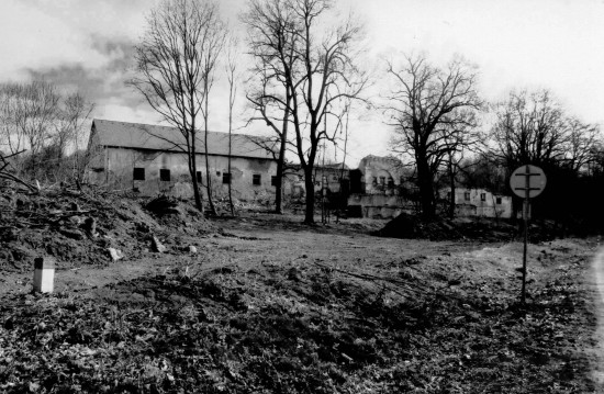 Asi 700 m nad Vranovským zámkem stojí arerál historického velkostatku, který velmi dobře prosperoval počátkem 20. století, kdy byl majitelem Vranovského panství polský hrabě Adam Vilém Stadnicki. Po Mnichovské dohodě roku 1938 mu byl Vranovský zámek i statek zabaven. Po 2. světové válce získal statek stát a od roku 1960 jej využíval Státní statek Lesná. Začal však postupně chátrat a pustnout. Zachránil ho až soukromý investor, který celý areál proměnil v krásný rodinný zábavní park v přírodě jménem 