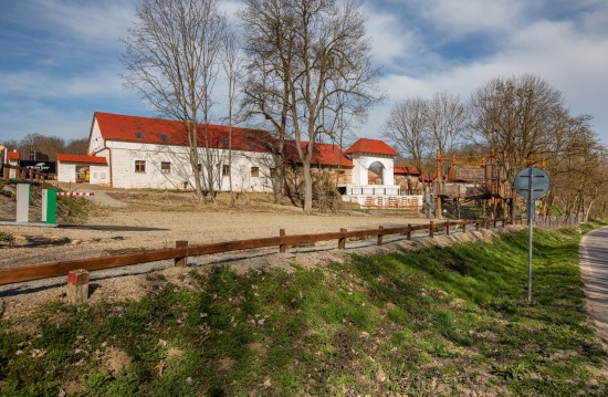 Asi 700 m nad Vranovským zámkem stojí arerál historického velkostatku, který velmi dobře prosperoval počátkem 20. století, kdy byl majitelem Vranovského panství polský hrabě Adam Vilém Stadnicki. Po Mnichovské dohodě roku 1938 mu byl Vranovský zámek i statek zabaven. Po 2. světové válce získal statek stát a od roku 1960 jej využíval Státní statek Lesná. Začal však postupně chátrat a pustnout. Zachránil ho až soukromý investor, který celý areál proměnil v krásný rodinný zábavní park v přírodě jménem 