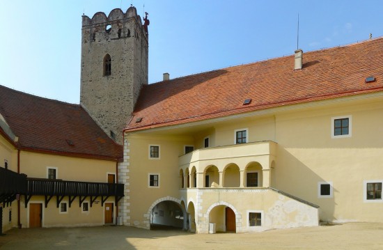 První nádvoří Vranovského zámku sloužilo jako hospodářský dvůr. Nad vstupním průjezdem byla purkrabská budova s renesanční arkádou, vlevo od ní pak budova bývalého hradního pivovaru – dnes je zde pokladna pro návštěvníky (srovnávací fotografie z roku 1948 a 2020).