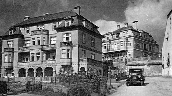 Zámecká vila postavená roku 1930 tehdejším majitelem zámku, haličským hrabětem Adamem Zbyňkem Leem Stadnickým, sloužila k ubytování bohatších letních hostů. Druhou budovu za ní, tzv. Jelenovu vilu, postavil v roce 1927 Inocenc Jelen z finančních prostředků získaných jako odškodnění za svůj mlýn zatopený při stavbě Vranovské přehrady.